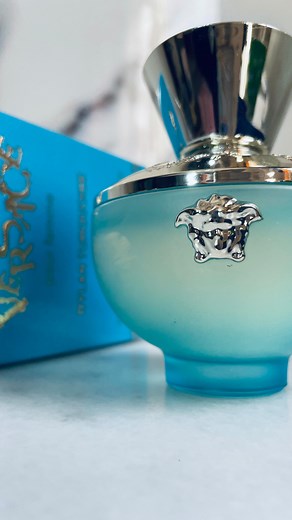 ✨🌊 Versace Dylan Turquoise – فيرساتشي ديلان تركواز 💙 الوصف: مع أول رشة… هتعيشي إحساس البحر والنسيم المنعش في لحظة! 🌴🌊 عطر مميز بيجمع بين الجاذبية والانتعاش، هيخليكي تشعري بالأنوثة والقوة في نفس الوقت 👑✨ العطر ده لكل امرأة مليانة طاقة وجمال وحب للحياة 🌞💃 🌸 المكونات: • Top Notes: ليمون 🍋، ماندارين 🍊، فلفل وردي 🌺 • Middle Notes: ياسمين أبيض 🤍، فريزيا 🌸، جوينياك خشبي 🌳 • Base Notes: مسك 🤍، سيدار خشبي 🌲، أمبروكسان ✨ 💸 السعر: ماستر بوكس: ٥٥٠ ج أوتليت: ٤٨٠ ج ✨ السعر الحالي عرض خاص وقاب