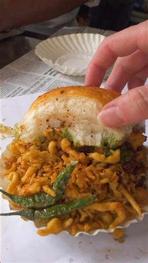 BEST Vada Pav in Mumbai! 🇮🇳 Indian Street Food in Mumbai, India