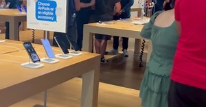 Major Crash Out at the Apple Store