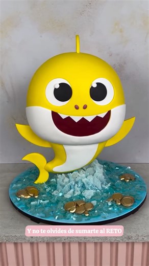 Pasta Ballina - Pasta de Azúcar on Instagram: "🐠 Torta Baby Shark @pamelapastorruphas nos muestra cómo dio forma a este diseño increíble usando Pasta Ballina 🎂 ✨ Montó la estructura, sumó RKT para formar la cola y talló la torta con mucho detalle Fue forrando con Pasta Ballina desde el frente hacia la parte posterior ¡Un trabajo impecable! #TortaBabyShark #PastaBallina #TortasCreativas #DecoraciónDeTortas"