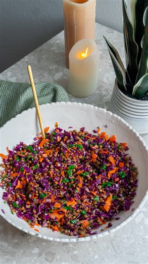 Rotkohl Linsensalat 💜✨ (anti-entzündlich!) Dieser farbenfrohe, knackige Salat steckt voller entzündungshemmender Pflanzenstoffe – von den Polyphenolen im Rotkohl und Granatapfel über antioxidative Petersilie bis hin zu herzgesunden Fettsäuren aus Olivenöl. Leicht, erfrischend und wohltuend für die Verdauung. 🌿 Zutaten • 1 dose gekochte braune Biolinsen • 3 Tassen gehackter Rotkohl (ca. 249 g) • 1 Tasse fein gehackte Karotten (80 g) • 1/2 rote Zwiebel, gehackt • 1/2 Tasse gehackte Petersilie • 