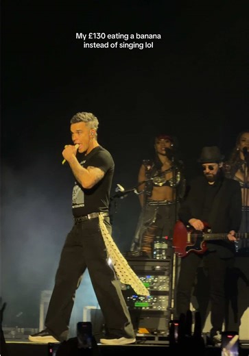 Robbie Williams eating a banana while the crowd sings Angels War Child BRITS week Manchester #Brits #RobbieWilliams #Manchester