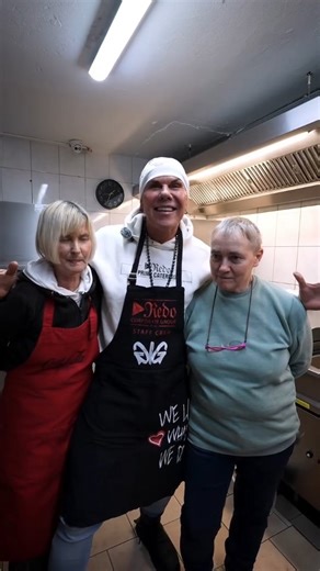 René Dost REDO - Unternehmer & Gastronom on Instagram: "Stolz auf mein Team! 💛 Heute möchte ich euch mal die zwei vorstellen, ohne die vieles bei uns gar nicht funktionieren würde: Ute und Anke aus unserer Produktionsküche. Von unseren Soßen über Königsberger Klopse bis hin zu Rinder- und Kohlrouladen. Die beiden sorgen dafür, dass es überall gleich gut schmeckt. Ute ist inzwischen seit über 30 Jahren bei mir und zusammen mit Anke einfach ein echtes Dreamteam. Auf solche Menschen bin ich stolz