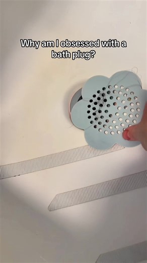 truly didn’t think a bath plug could improve my life, but if you have a lot of hair, you get it. This one actually seals the tub and catches everything without clogging or slowing the drain. No installing, no tools, no fishing around in the pipe later. Linked here if you’re tired of hair catchers that don’t actually work. #homefinds #homehacks #homedecor
