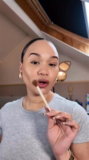 SHAE. on Instagram: "GRWM | ik kon net zo goed vroeger schoonmaken van mijn kamer op mijn cv zetten. Producten: @nyxcosmetics_benelux - wenkbrauw potlood, mascara, skintint @maccosmeticsnl - oogschaduw, lipglazer, lipglass @toofaced - bronzing @hudabeauty - setting powder @actionnederland - blush"