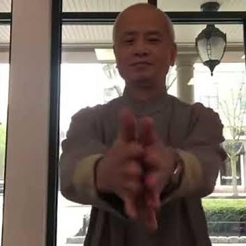 A simple hand clapping exercise that strengthens the heart