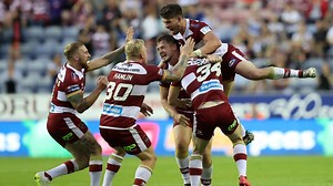 Wigan Warriors edge out Warrington Wolves in dramatic finale