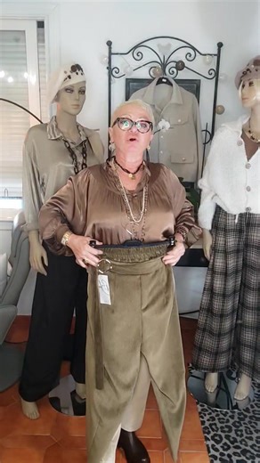 Bonjour les zouzous 🌞🌞🌞 Présentation d'un ensemble velour, 29 € le pantalon, 39 € la veste, 29 € le chemisier satin, 39 euro le sac. Uginet Géraldine 🌞🌞🌞 Tel: 06 01 78 26 86 Belle journée les zouzous 🌞🌞🌞 | Geraldine Uginet