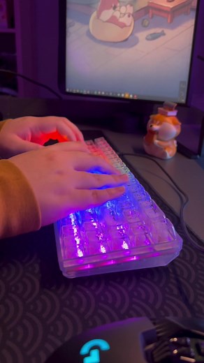 ASMR with #dekay68crystal #niewlock #keyboard #fyp #asmr