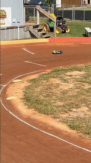 New Traxxas Mini Slash 4x4 Warm up lap. #TraxxasMiniSlash.