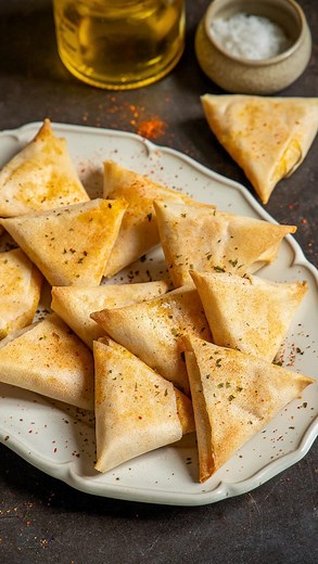 Guillaumine Thérond 👩🏻‍🍳 | Samoussas thon fromage frais & curry 💛 Recette facile pour l’apéro ou une entrée 😋 Let’s go ! 👩🏻‍🍳 Ingrédients : -Un paquet de feuilles... | Instagram