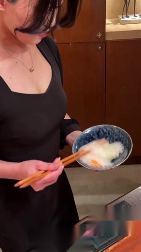 Hai sempre sbattuto le uova nel modo sbagliato. Guarda come trasforma un semplice uovo in una nuvola soffice per l'intingolo wagyu definitivo! | Chefclub Italia