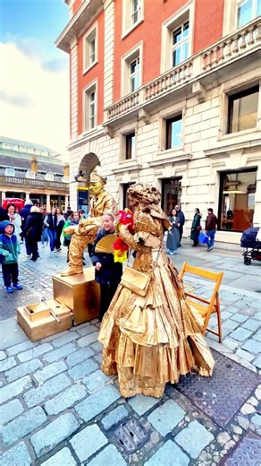 The Gold Lady decided to swap accessories. #performers #floating #livingstatue #levitating #works