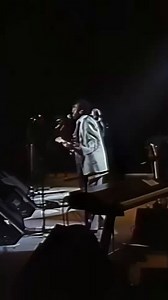 Eric performing "Tearing Us Apart" at Tokyo's @TokyoDomeCity_ in November of 1988, with @MarkKnopfler as a special guest.