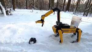 Boston Dynamics: Roboterhund Spot zeigt seinen Greifarm in Aktion
