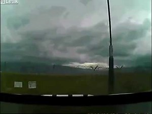 衝撃映像。航空機が墜落/大惨事に・・・。重大事故、発生！！