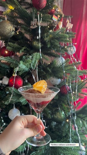 Elina Berglind on Instagram: "Världens enklaste nyårsdessert!🎊 Perfekt om du behöver kasta ihop något snabbt men otroligt gott! Fudge brownie i botten kombineras ihop med syrlig jordgubbskompott toppat med len chokladmousse🤎 Vad för dessert ska jag göra nästa gång?✨ Fudge brownie i glas Jordgubbskompott 300 g jordgubbar frysta eller färska 2 msk strösocker 3 msk limejuice/ eller citron brownie 50 g smör 1 ägg 1 dl strösocker Nypa salt 1/2 dl farinsocker 2 dl vetemjöl 1/2 dl kakao Chokladmousse