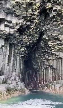 Fingal's Cave in the Hebrides, Scotland 😍 #Geology #GeologyPage #fingalscave #scotland | Geology Page