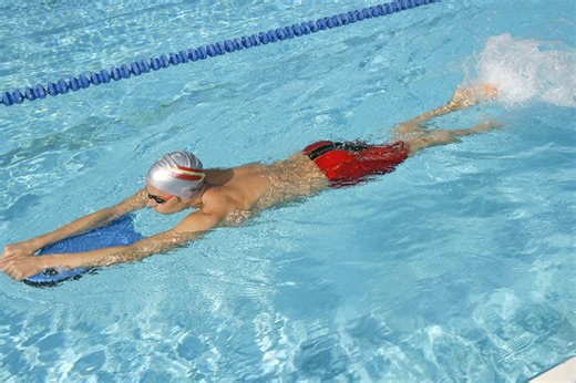 ¿Cómo puedo mejorar mi patada en natación?