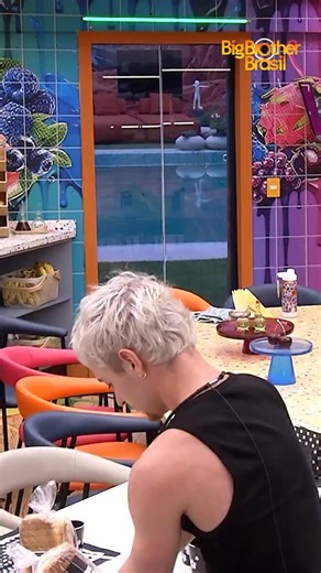 #BBB26 📹 • Ana Paula questiona Marciele sobre o que significa “hipócrita” e a sister responde: 💬 “Você sabe bem, você é inteligente. Seu cabelo não te define”. Samira: 💬 “Com loira? Algum problema? Eu sou loira” Ana Paula: 💬 “Mas o que o meu cabelo não me define? Agora eu fiquei em dúvida (...) Ah, tem ditado popular?” #RedeBBB | BBB