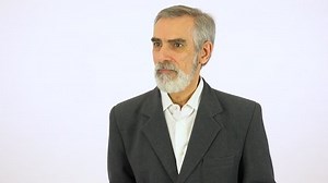 Ein älterer Mann tanzt mit einem Lächeln - weißes Studioaufnahme