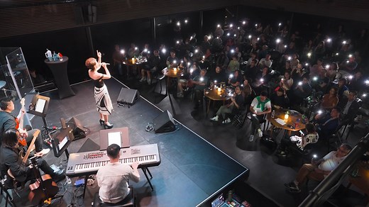 持續為夏季升溫推出更豐富的《西九夜延場》 為戲曲中心延續港式歌廳體驗 🍷 The 2nd Season of WestK Cabaret Nights continues to heat up this summer with vibrant musical styles of Hong Kong cabaret experience at Xiqu Centre 🍷 第一季的《西九夜延場》得到觀衆的熱烈支持，現推出第二季，爲大家送上五場全新港式卡巴萊（Cabaret）演出，透過音樂、戲劇、音樂劇場、無伴奏合唱和藝術歌曲等多種形式，讓藝術家分享各自的獨特故事，將茶館劇場變成熱鬧小酒館，一邊品嚐美酒，一邊欣賞精彩絕倫的驚喜演出。 ✨第二季（8月至10月）演出單位包括：謝雅兒X鄧世昌、MsLolo、譚立辰、Heartgrey x VOB、馬溢霞、陳慶濤、顏俊豪、黃溥然、楊竣淘、曾麗婷、黃潔怡、佘樂妍及梁景堯。 The inaugural season of WestK Cabaret Nights received an incredible amount of support fro