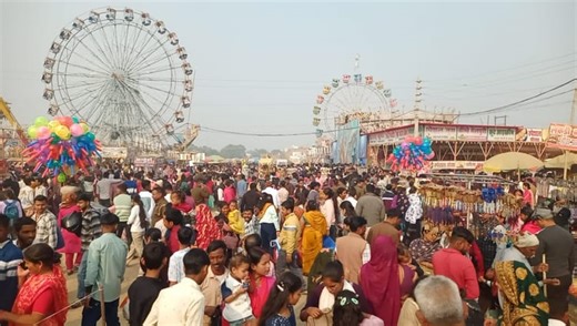 Ballia News: -एक महीने तक चले मेले में देर शाम को दुकानदार समेटने लगे सामान