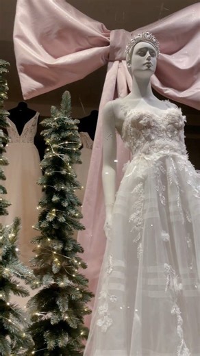 U nas w salonie czuć już magię świąt.🎅 A jak Wasze przygotowania do świąt? | Agnes Fashion Group - suknie ślubne Świdwin