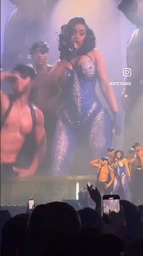 Cardi B Performing check please in Hamilton #littlemissdramatour #cardib