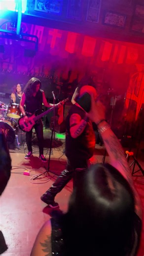 Huaraz vivió una noche épica de power metal 🎃🔥 El tributo a Helloween hizo retumbar cada rincón con himnos que marcaron generaciones, coros a todo pulmón y una energía brutal sobre el escenario. Gracias a ALVANA Entertainment por apostar por el metal y a todos los que hicieron de esta noche un recuerdo inolvidable 🤘🖤 ¡Que siga el power metal en Huaraz! #Helloween #TributoAHelloween #PowerMetal #Metaleros #Huaraz