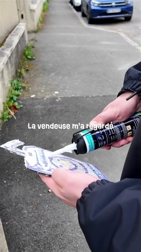 Coller une mosaïque dans la rue