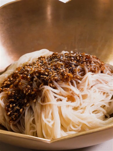 5分で完成する狂ったビジュアル！ カンジャングクス 🍜 シンプルなのに、なぜかまた食べたくなる韓国の麺料理。 今回は韓国でよく食べられている カンジャングクス を作ってみました🍜 麺とタレを混ぜる瞬間の香り、 ツルッとした麺の音、 最後に一気にすする瞬間まで。 見ているだけでお腹が空いてくるかもしれません…🤤 #簡単レシピ #韓国グルメ #韓国料理 #ヨプ #韓国料理レシピ #cookingasmr #料理音 #asmr #カンジャングクス #韓国麺 #おうち韓国 #飯テロ #koreanfood #noodles #foodasmr #vegan #veganfood #veganrecipe