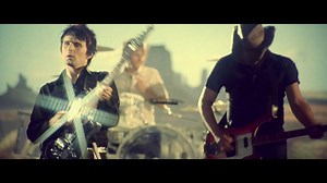 Assurément un des plus abouti du groupe, le clip de Knight of Cydonia est un western post-apocalyptique se passant en 2081 sur Mars et comprenant de très nombreux clins d’oeil cinématographiques allant des westerns spaghetti de Sergio Leone aux films de Kung Fu tout en passant par les classiques de la science fiction. Les références sont multiples (on vous laisse le plaisir de les découvrir ou redécouvrir :p ▶ La prisonnière du désert (1956) ▶ Le Bon, la Brute et le Truand (1966), ▶ la Planète d