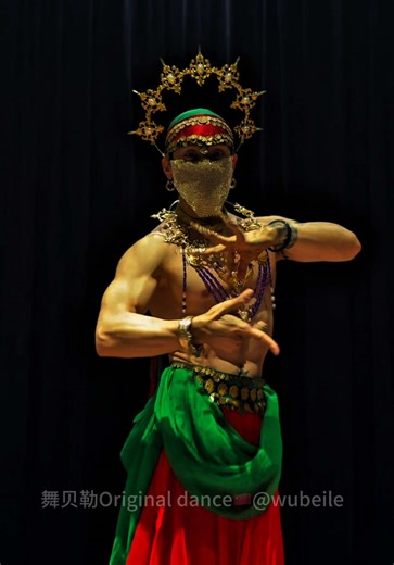 Mesmerizing Belly Dance Performance: Woman Dancer Shows Off Muscle and Technique