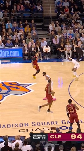 Lonzo Ball’s 1st points as a Cavalier come in CLUTCH! 👌 6-PT game with under 5 minutes left! CLE-NYK • LIVE on ESPN ➡️ https://www.nba.com/how-to-watch-game-redirect/0022500003?platform=Facebook&surface=Post | NBA