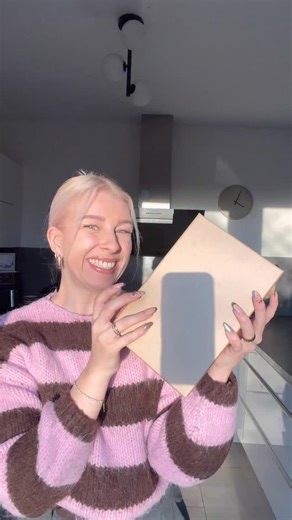 JACQUI 🤎 PATCHWORK- UND BONUSMAMA on Instagram: "BESCHÄFTIGUNGSBOX 💥💫 . Wenn aus Langeweile gemeinsame Zeit entstehen kann 🫶🏻 . Hier können die Kids reingreifen wenn sie mal nicht wissen was sie machen sollen/ wir den Nachmittag zur freien Verfügung haben 💫 . Ein Ort voller Inspirationen und Ideen. Vorallem lassen sie sich super zwischendurch abändern/ ergänzen: . Hier ein paar Beispiele, die wir aufgeschrieben haben ✨ 🎀 Malen 🎀 basteln 🎀 Kniffel 🎀 Monopoly 🎀 kneten 🎀 raus gehen/ in