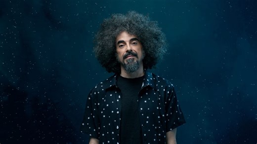 Caparezza e la parziale sordità: “Ho avuto pensieri macabri, ho fatto pace con gli apparecchi acustici”