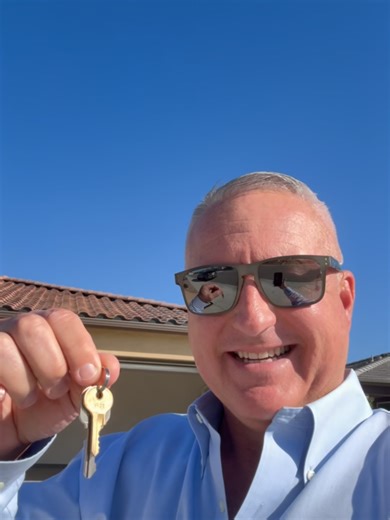Always special helping a military family take the next big step... Especially a younger one buying their first home. 🇺🇸🏡 Handing over the keys never gets old, and making sure everything is ready for move-in is all part of the job. Let’s take one last look and make sure this property is ready to become a home. #MilitaryFamily #FirstHome #SoCalRealEstate #HomeOwnershipJourney #EpicRealtyGroup #ServingThoseWhoServe Tim Kirk, MGySgt USMC (Ret.), MBA REALTOR® | TEAM LEADER DRE#: 01941662 EPIC Real