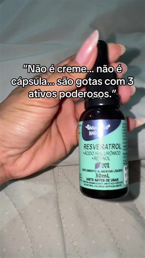 O Resveratrol, Ácido Hialurônico e Retinol em gotas formam um poderoso combo para cuidar da pele de dentro para fora. O resveratrol atua como antioxidante, ajudando a proteger as células contra os radicais livres. O ácido hialurônico contribui para a hidratação e ajuda a manter a pele com aspecto mais firme e saudável. Já o retinol auxilia na renovação celular, colaborando para uma aparência mais uniforme e revitalizada. Algumas gotas por dia podem ajudar a complementar sua rotina de cuidados e 