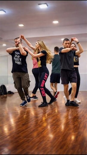 When everyone remembers the rueda moves — magic.When not — the partner carousel begins😄💃#salsa#dance