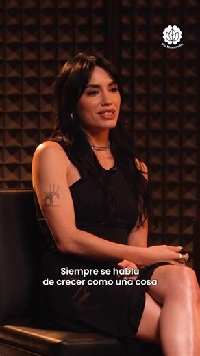 Lali me contó qué significa ser ‘la que le gana al tiempo’. No habló de éxito, ni de hacer mil cosas a la vez, sino de crecer. De entender el paso del tiempo. Mirar para atrás y poder decir: “Hoy soy yo la que decide cómo, cuándo y qué.” Esta canción tiene que ver con tomar las riendas de su propia vida: qué quiere hacer con su tiempo, su deseo, su historia. Pero mejor que contártelo yo, es escucharla a ella 🎧Mirá la entrevista completa en nuestro canal de YouTube. @lali @chenetflix @lautaroesp
