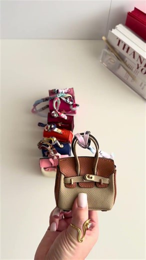 These are adorable mini keychains shaped like tiny purses! 😍