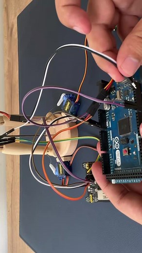 Robot CR7 con servomotores y Arduino Mega — tutorial de programación