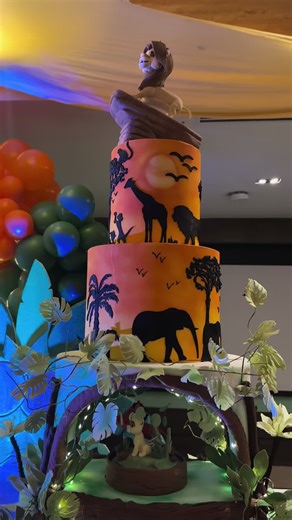 Wait for the rotation 😳🦁🎂 A 5ft Lion King cake with a MOVING center. TikTok… are you seeing this?! #LionKingCake #CakeTok #ViralCakes #LuxuryCakes #CustomCake