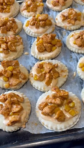 Some weekend inspiration or lunch box ideas to make your life easy… Salwaa's Cape Malay Cooking From My Kitchen To Yours - keeping our heritage alive When the grandkids coming around you need to be prepared. I made these mini pizzas from my 2 ingredient base recipe as previously posted. Here is an easy chicken & corn filling recipe. Ready to be frozen. Once frozen in the trays, I divide them in ziplock bags. Take out as needed, add grated cheese and sprinkle of mix herbs then into the oven for a