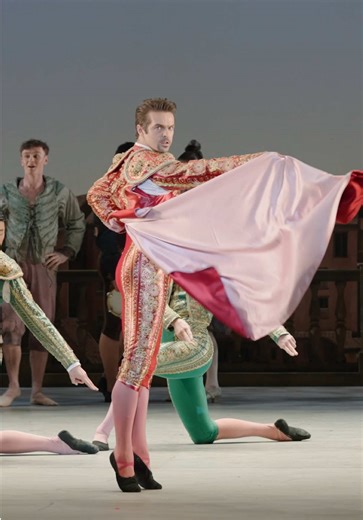 WOW! 🤩 We can’t stop watching Espada (aka Principal Lachlan Monaghan) showcasing some serious capeography skills in Don Quixote. #BirminghamRoyalBallet #ballettok #donquixote