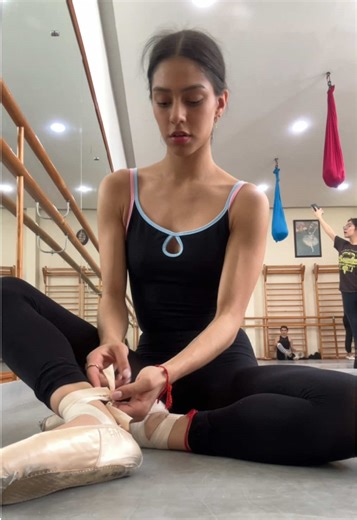 les enseño a poner las zapatillas de punta #ballettok #ballet #bailarina