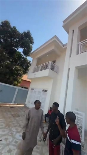 le président a offert une somptueuse villa à la légende Fode Baro, un acte de haute grandeur, de justice et de reconnaissance pleinement mérité. Partie 2 | La Voix de la Guinée