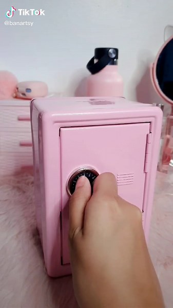 Yay!! My mini locker cabinet is finally hereeee 💗 #kawaii #minilocker #pinklocker #aliexpress #pinkstagram #pink #pinktheme #pinkaesthetic #pinksetup #aesthetic #aestheticpink #aestheticdesktop #pinkaesthetic #pinkdesktop #pinksetup #pinkgamingsetup