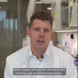 Har du hørt, man potentielt kan påvirke sin aldringshastighed ved at faste?🍞🚫 Læge og aldringsforsker Morten Scheibye-Knudsen fortæller, hvorfor det kan være gavnligt for kroppen at faste fra klokken 20 om aftenen til klokken 12 næste dag. | SUND Forskning